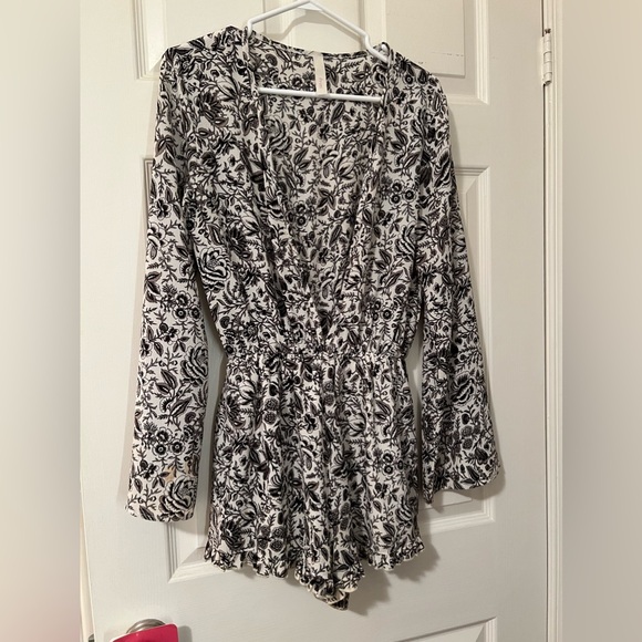 Black and white floral romper - Picture 1 of 3